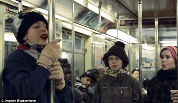 Lécher la barre du métro