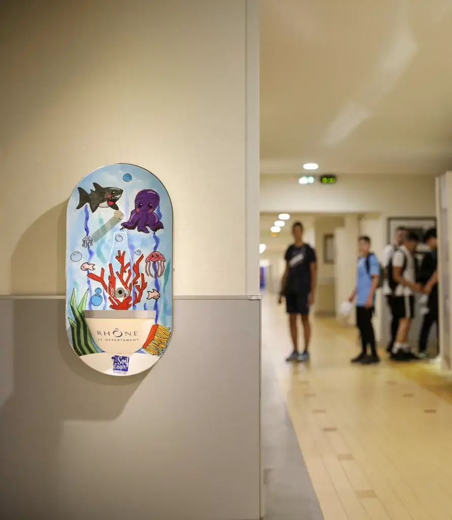 Fontaine à eau TWYD installée dans un collège du Rhône, offrant une solution écologique pour l'hydratation des élèves.