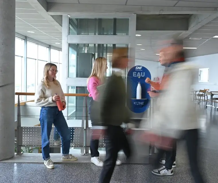 Fontaines à eau TWYD installée dans une école d'ingénieurs, offrant une solution écologique pour les étudiants.