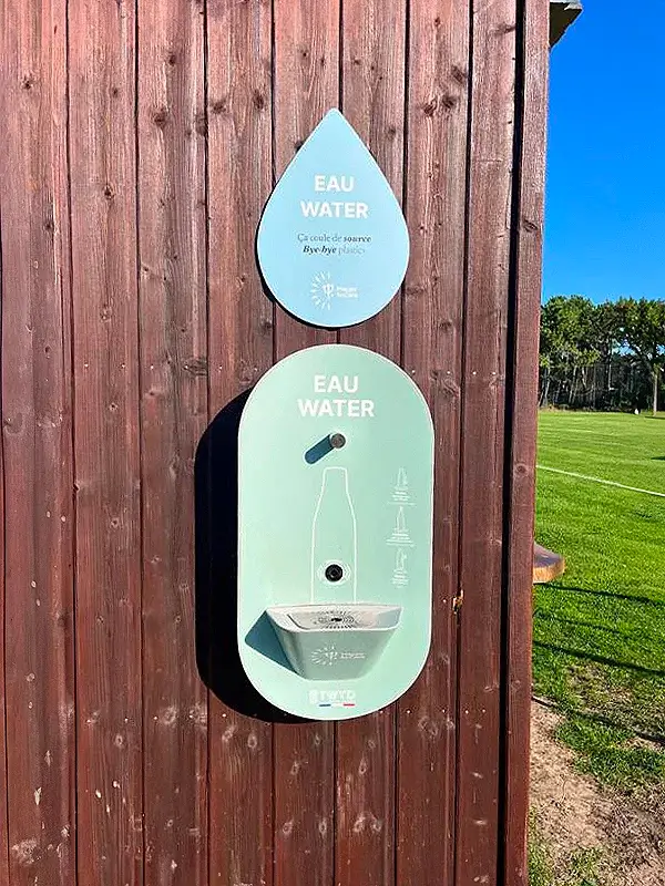 Fontaine à eau TWYD installée dans l'hôtel Club Med à La Palmyre, offrant une solution écologique pour les vacanciers.