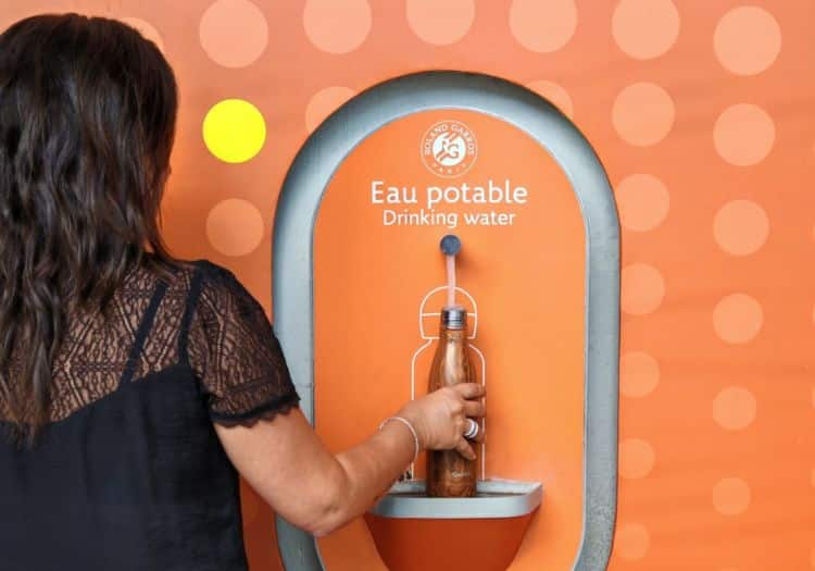Femme qui remplit sa gourde sur une fontaine à eau Twyd à Roland-Garros